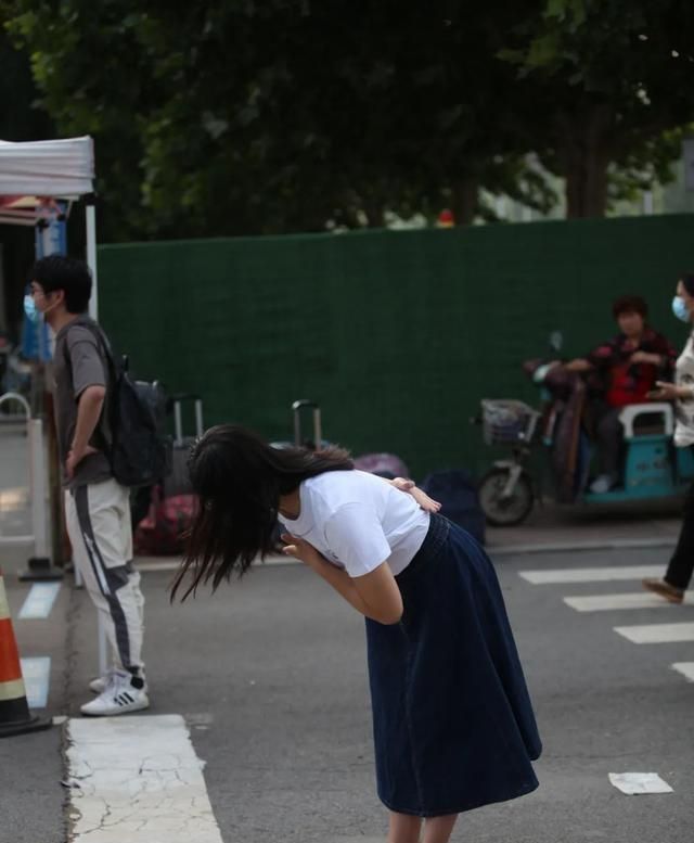 山东科技大学门口发生了什么事a女大学生离开学校