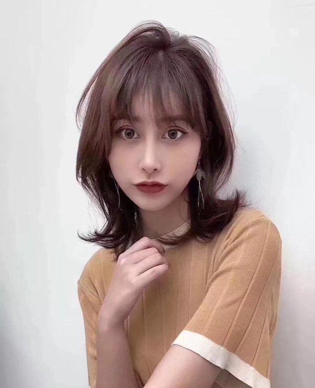 气质,轻薄的空气刘海把脸型修饰的更为小巧,对于脸大的女生来说,发型