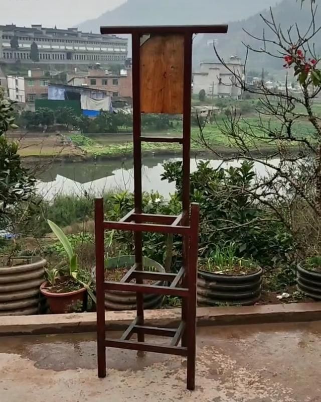 女子不小心打碎了洗脸盆架上的镜子发现父亲生前留言