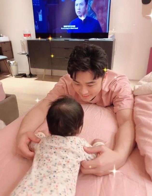 陈赫首晒大女儿安安正脸照鹅蛋小脸更像张子萱尽显乖萌可爱