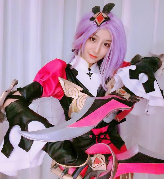 这次南波儿cos的是英雄联盟中的不祥之刃女帝皮肤,作为刚出不久的皮肤