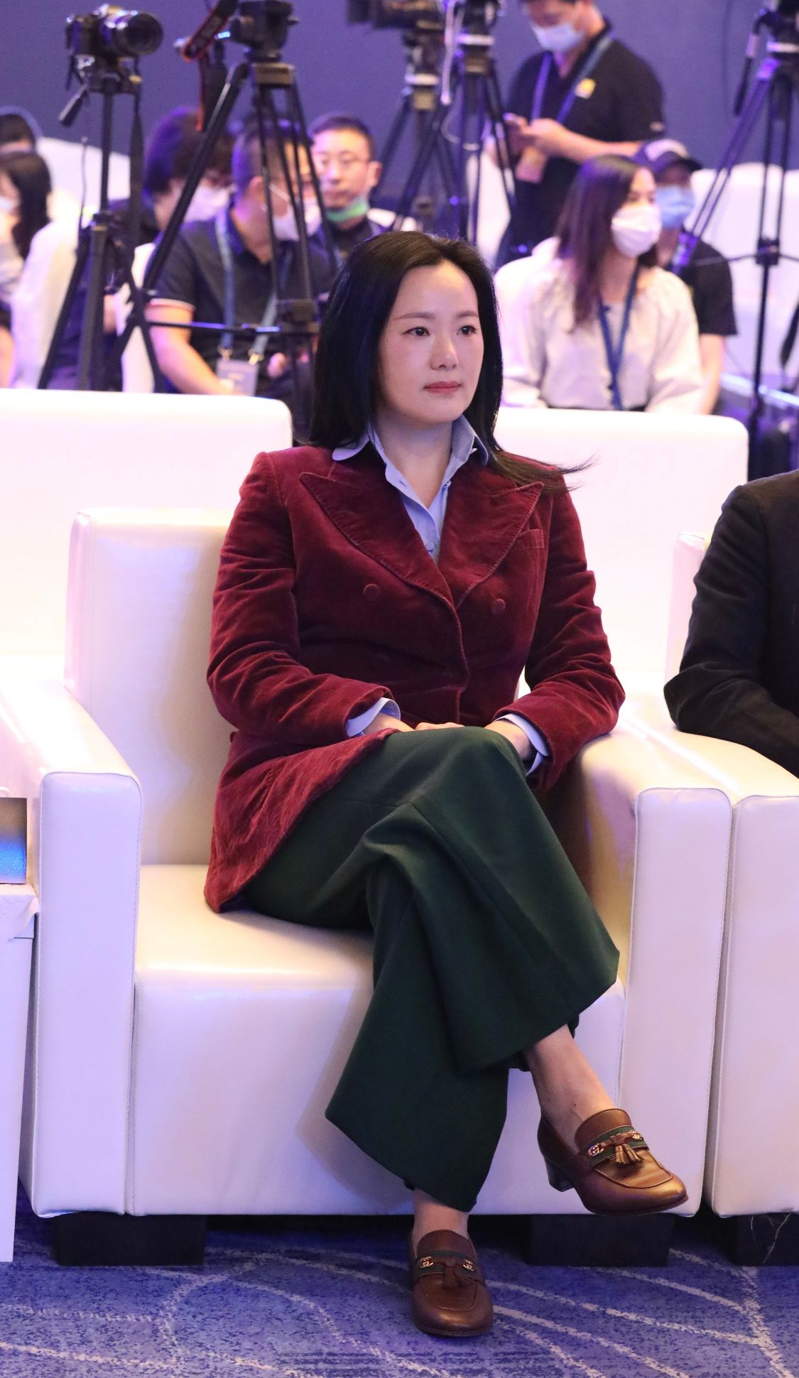 咏梅参加活动,红色西装配绿色阔腿裤,气质优雅并不土气