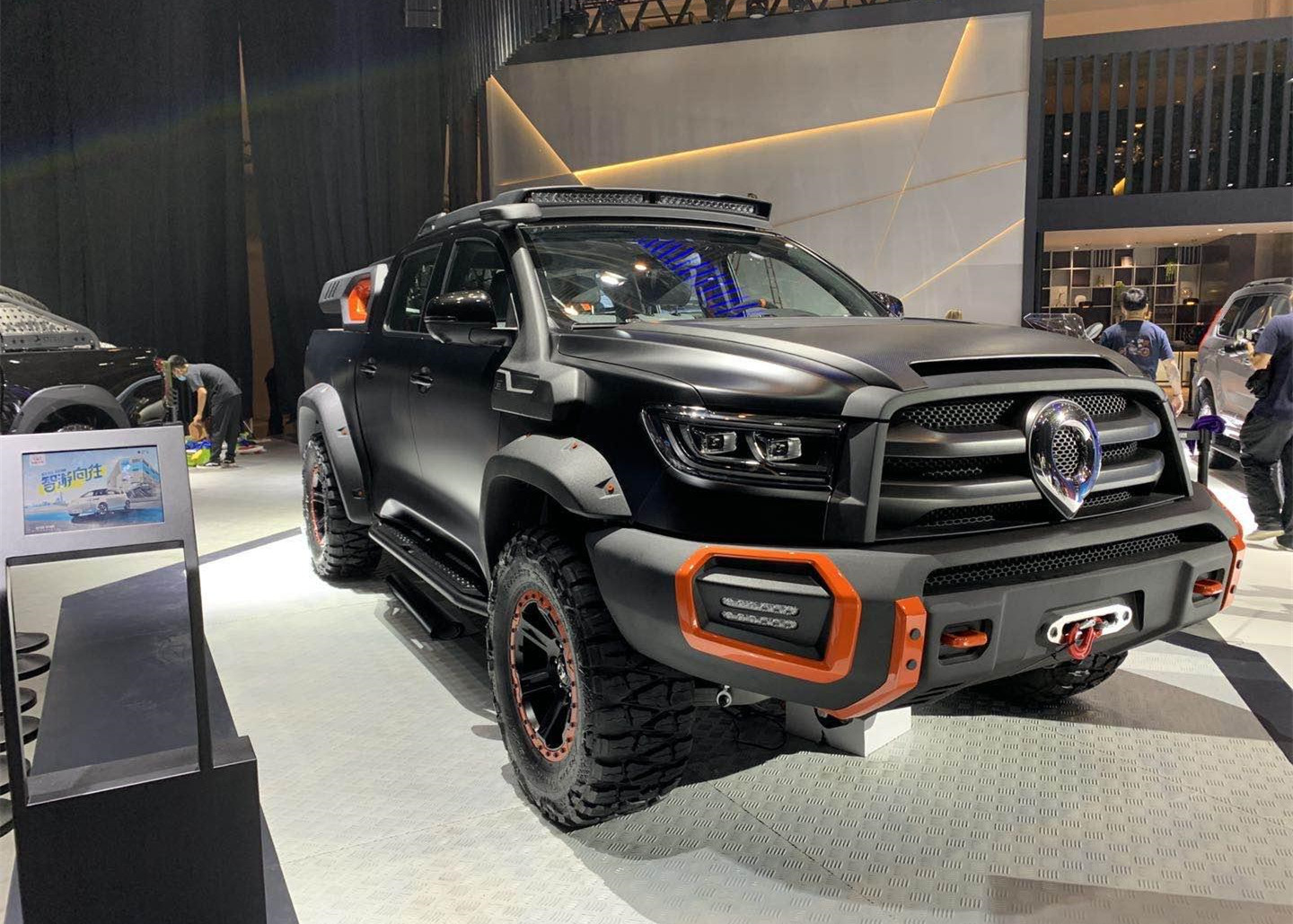 这款黑弹与普通版本相比变化还是挺大的,比如新车前