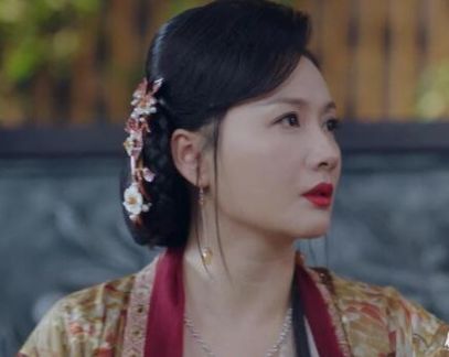 有翡周翡内伤严重霓裳夫人不惜性命搭救周翡