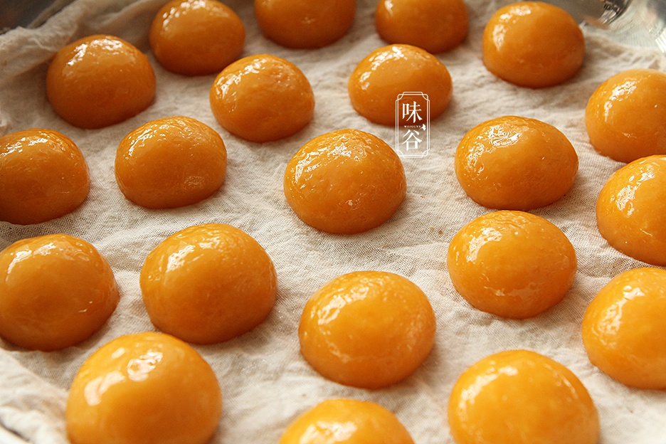 5,虽然做的时候没啥颜色,但是蒸熟了颜色会很好看滴.