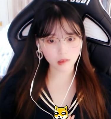 萌面酥竟然走的"可爱"路线?看她晒直播视频,网友:回忆杀太甜