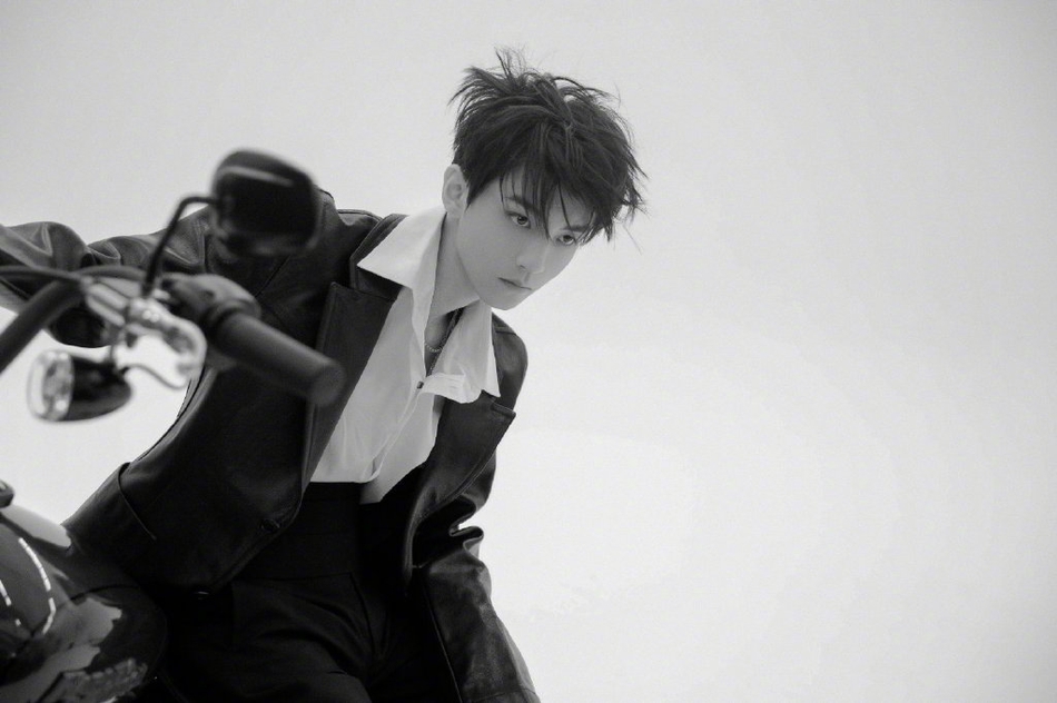 王俊凯黑白侧颜大片,英气侧颜灼灼眼神温柔藏不住