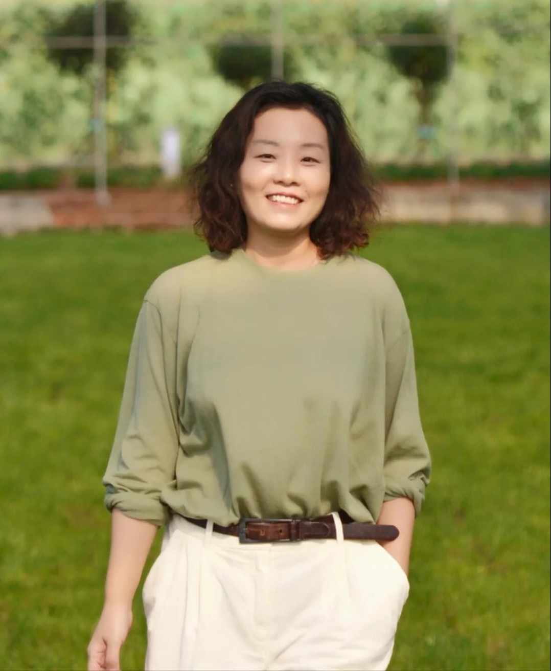 中年女性穿衣勿太老气,学习这位51岁姐姐的极简穿搭,时髦气质