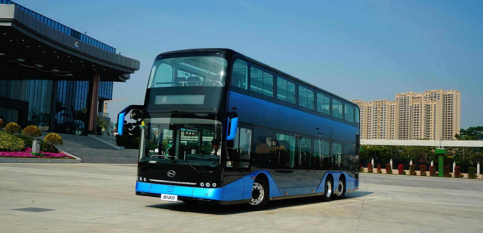 研判比亚迪b12d电动客车电驱动技术与后轮随动转向控制策略