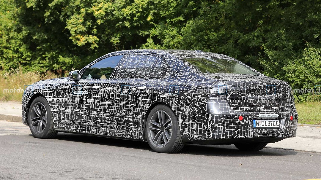 上图为全新宝马7系谍照