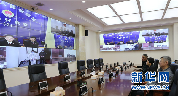 贵阳市人民检察院检察长陈雪梅(中)在指挥中心同步指挥,旁听远程开庭.