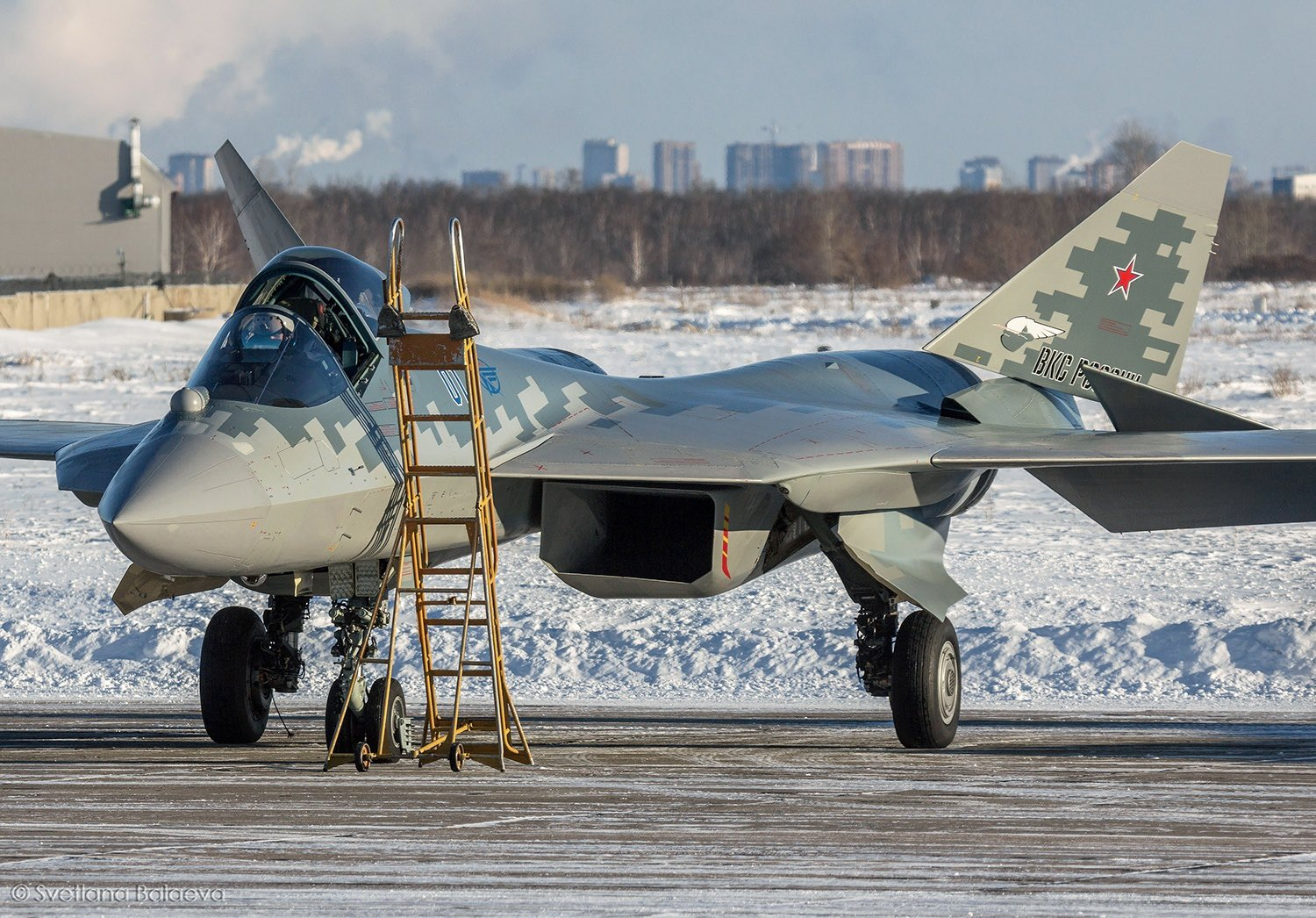 在俄929契卡洛夫国家试飞中心的首架量产型苏-57战机“蓝色一号” 图源：社交媒体