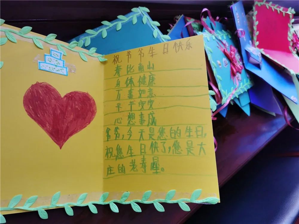 一大早大家就忙活起来,孩子们忙着给"爷爷奶奶"制作生日贺卡,布置活动