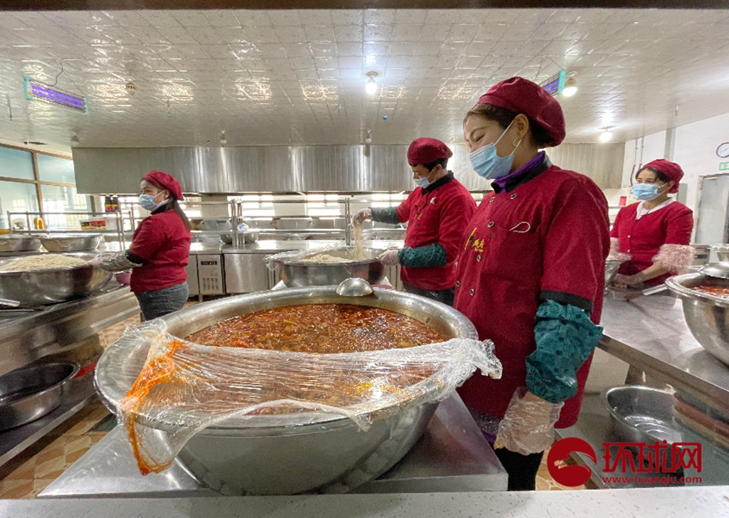 库车石榴籽服饰公司食堂在等待开饭，午餐是拉条子（范凌志/摄）