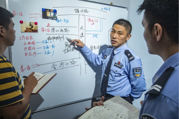 图说:民警分析案情