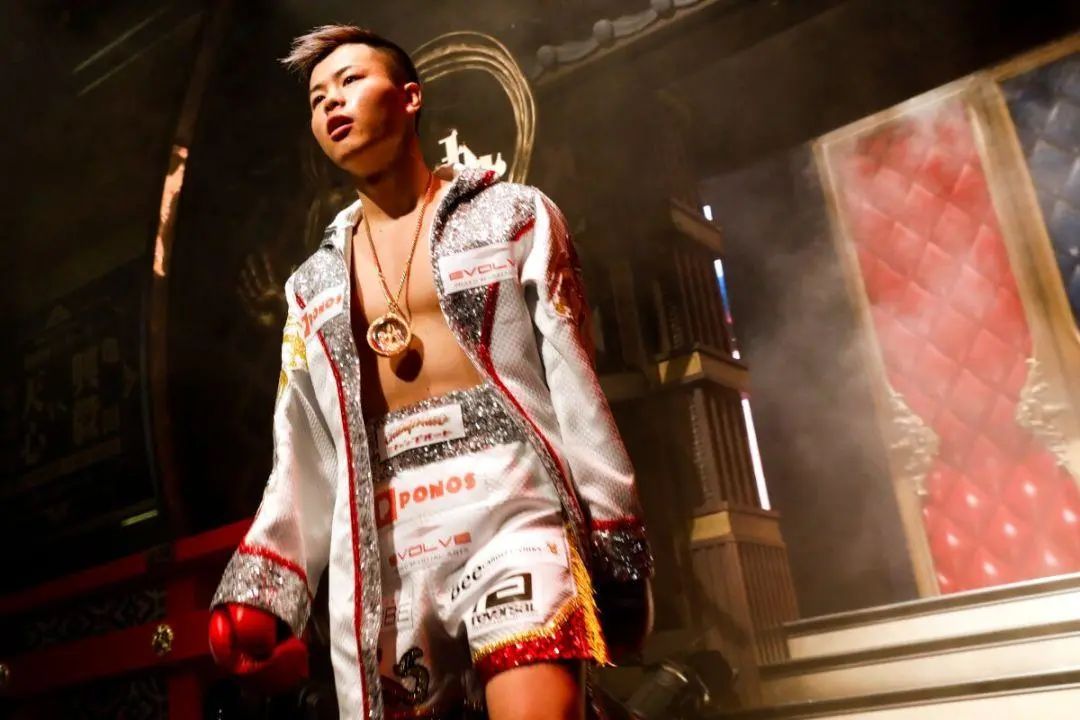 那须川天心在拳台上的风格是拳迷们较为喜欢的侵略型打法,经常能看到