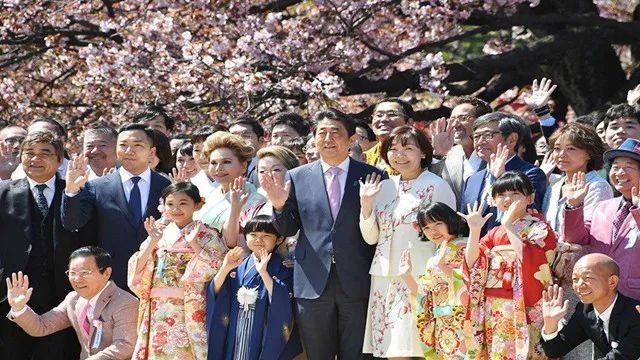 安倍道歉了！搅动日本政坛的“赏樱会”会拖累菅义伟吗？