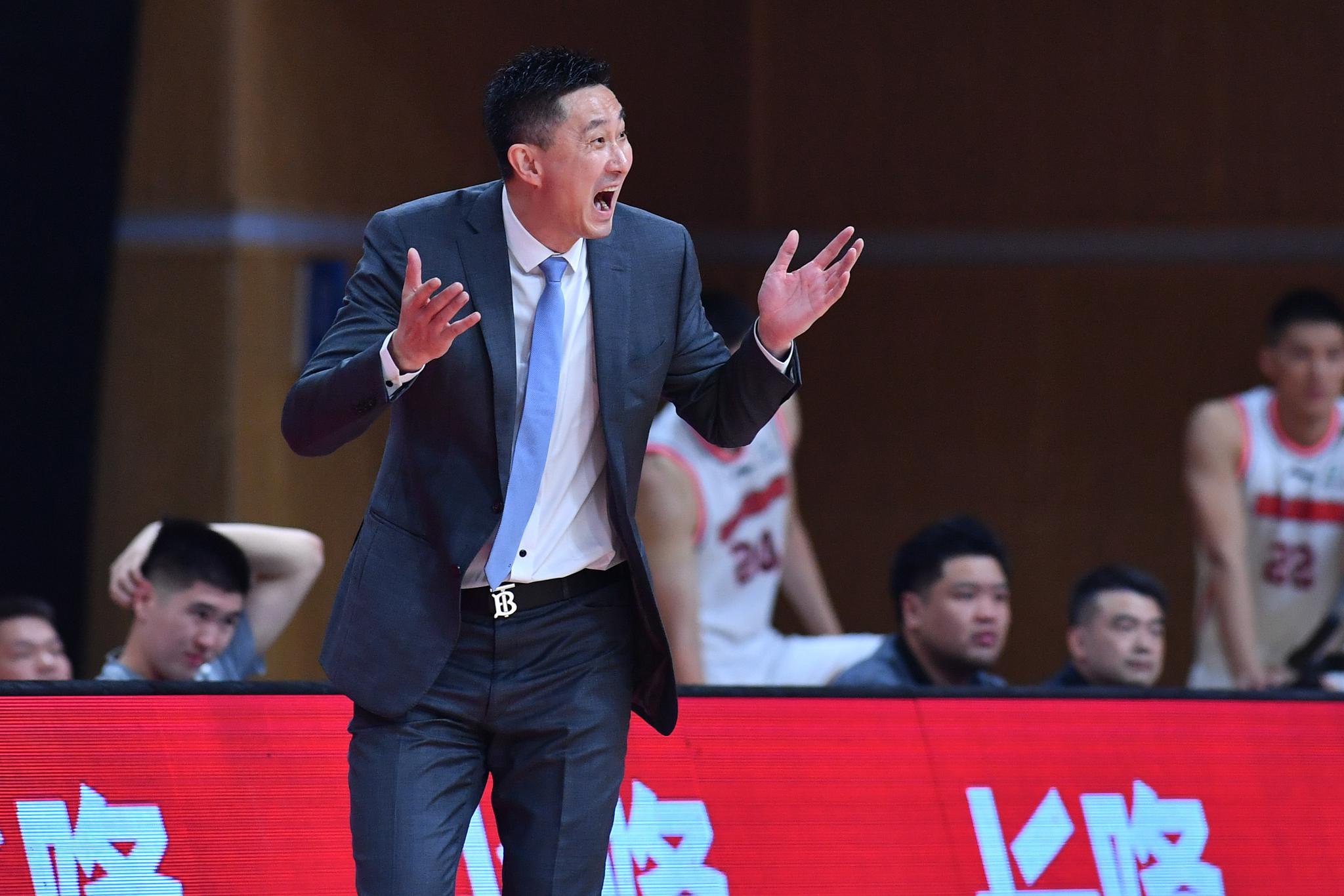 广东东莞大益队主教练杜锋在比赛中指挥.