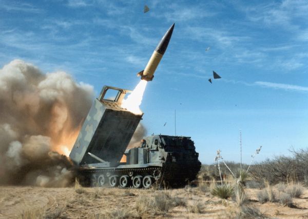 美陆军M270多管火箭炮发射“陆军战术导弹“（ATACMS）。（图片来源于网络）