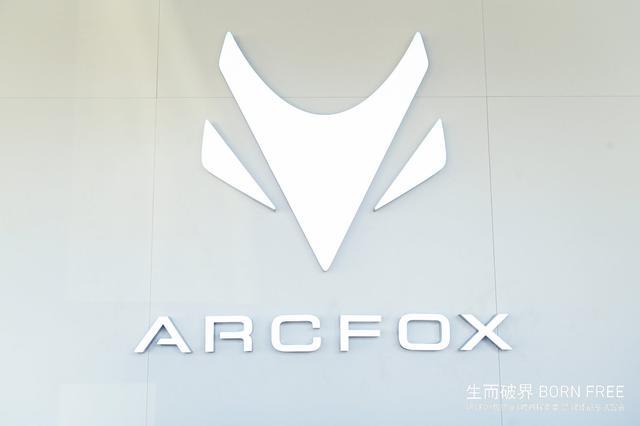 极狐 logo是一张艺术化的北极狐脸标识,从logo中抽象出的倒置三角形