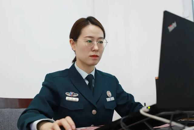 穿上孔雀蓝的文职金花,真美