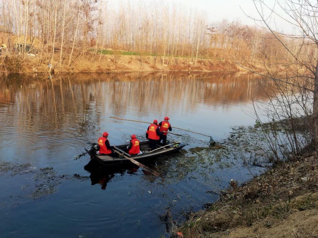谯城区古城镇:清理水面垃圾 美化水域环境
