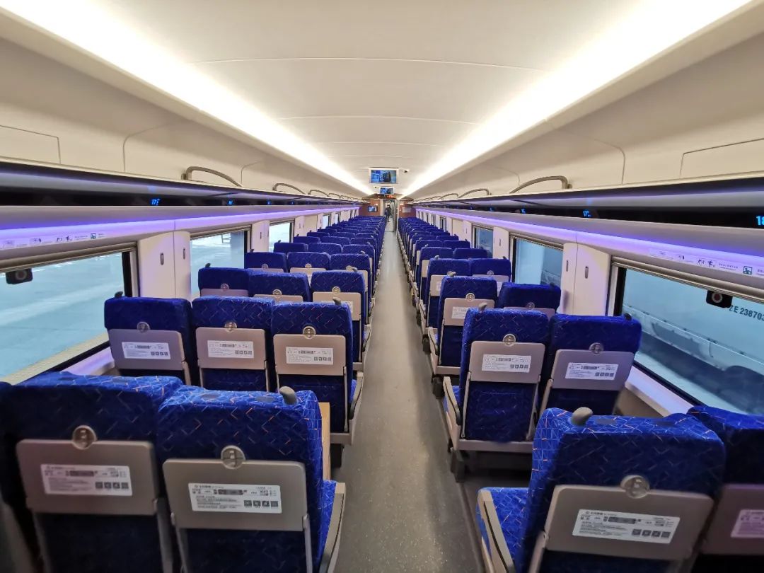 座位号指示和座位售票状态指示相较于和谐号动车组座椅间距更加宽敞