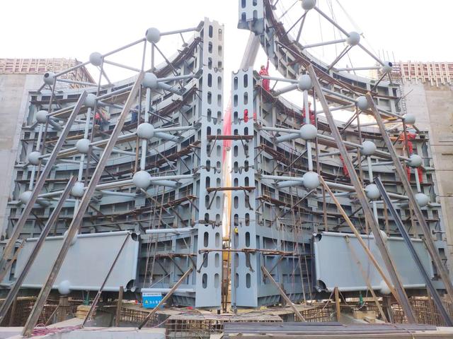 江西首个三角闸门在信江双港航运枢纽项目拼接成功