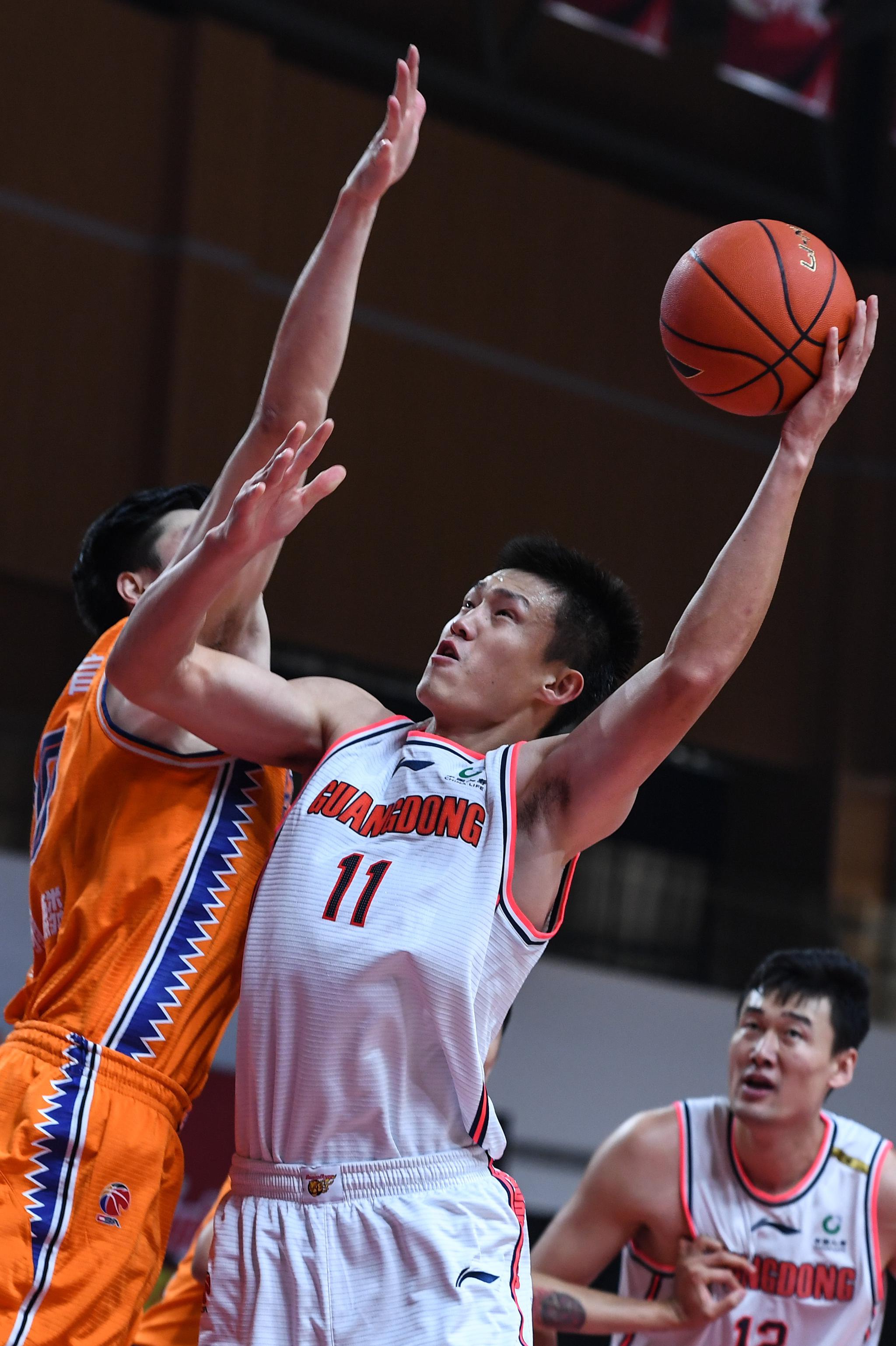 广东东莞大益队球员周鹏(前右)在比赛中突破.