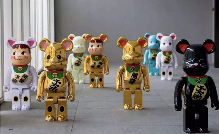 ▲知名潮玩IP bearbrick 1000%招财猫系列，一组8只，2018年伯乐德拍卖中，每组成交价在40,000～60,000人民币之间。