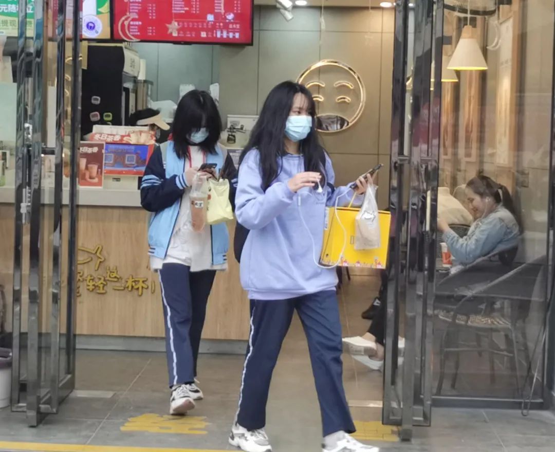 两名学生在南宁一家奶茶店购买饮品,饮品配有塑料吸管 &nbsp;卢丽婷