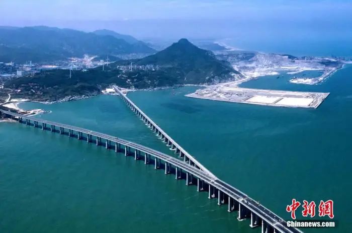图为鸟瞰中国首座公铁两用跨海大桥——平潭海峡公铁大桥.王东明 摄
