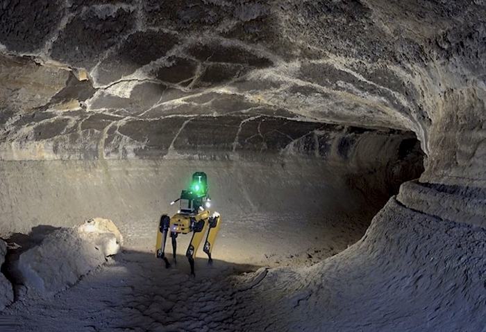 的spot机器人在北加利福尼亚州的熔岩床国家纪念碑保护区(&nbsp;lava