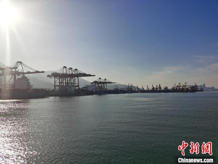 今年1至11月份，连云港港口克服疫情的不利影响，完成货物吞吐量2.34亿吨，同比增长4.22%，其中外贸吞吐量完成1.23亿吨，同比增长3.63%。钟升 摄