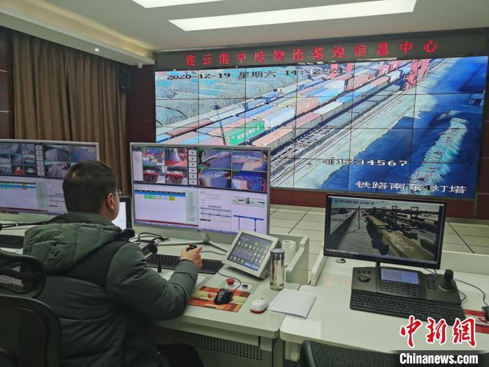 连云港中哈物流基地信息中心里，工作人员正远程操控着龙门吊。钟升摄