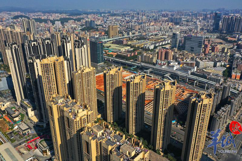 航拍深圳深圳龙华区上塘上芬4号线6号线地铁在楼群中穿行而过