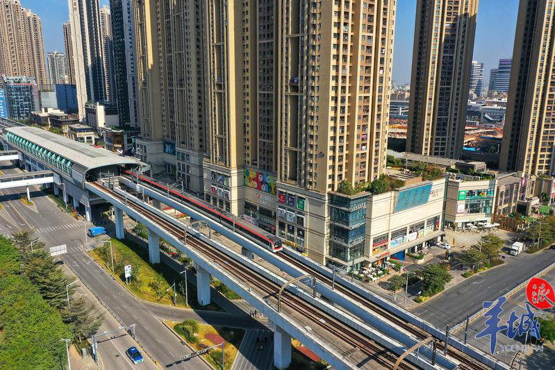 航拍深圳深圳龙华区上塘上芬4号线6号线地铁在楼群中穿行而过