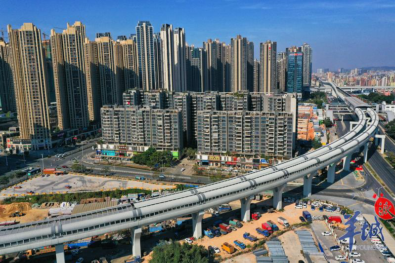 航拍深圳深圳龙华区上塘上芬4号线6号线地铁在楼群中穿行而过