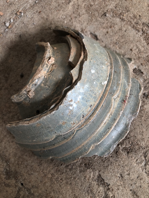 兰田窑址出土因覆烧粘连在一起的花口碗残件