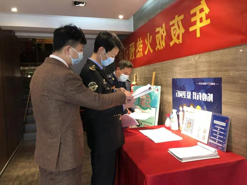 昌平市场监督人员开展年夜饭供餐单位专项检查。图据北京日报客户端