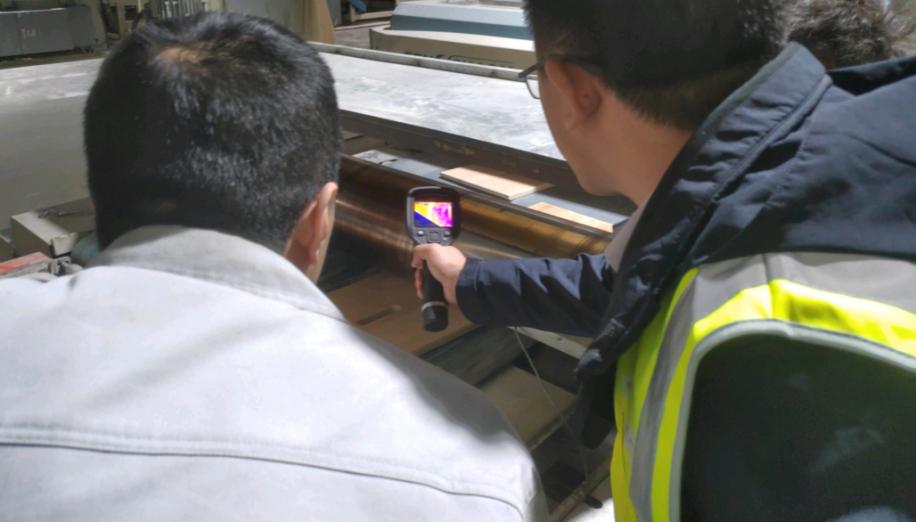 (风控工程师使用红外热像仪进行检测)