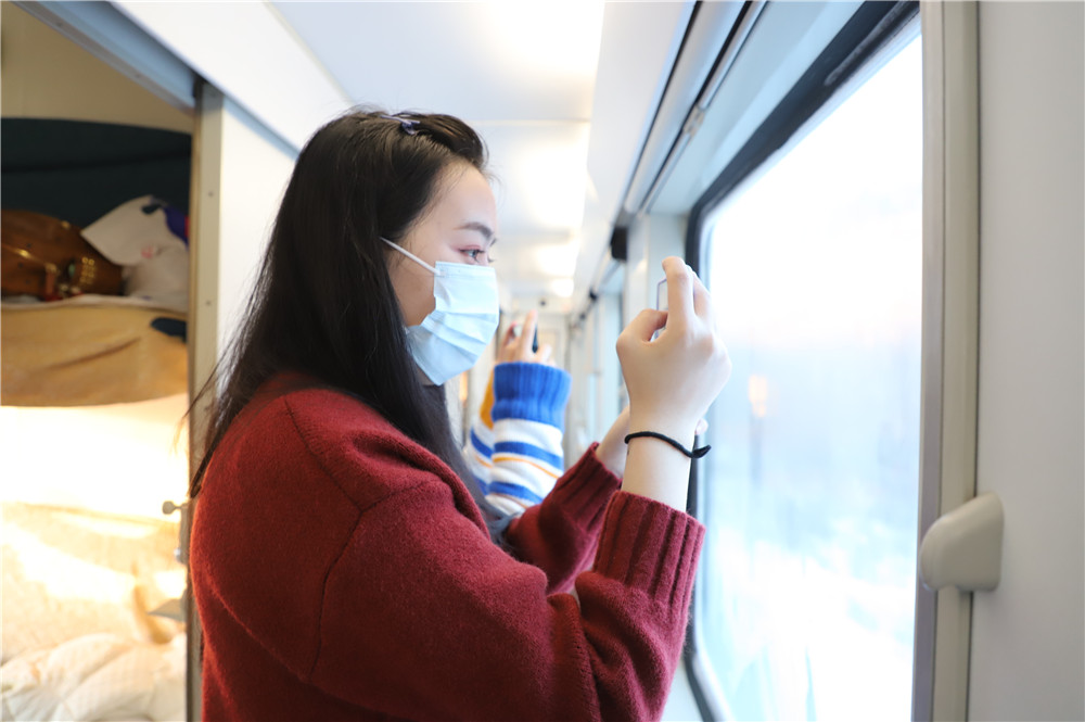 在k7039次列车上,游客拍摄沿途的风景.新华社记者 孙晓宇 摄