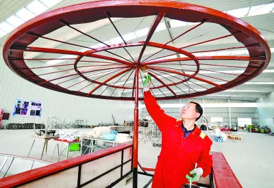 吴桥县杂技魔术道具产业园的工人在制作杂技道具