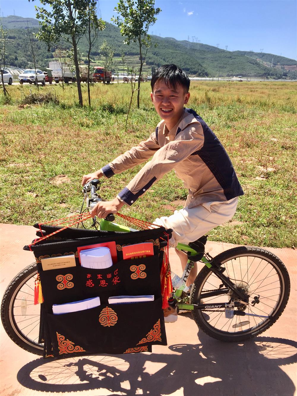 李茂林为当地引进了750万余元的帮扶资金,并根据贫困户的需求和个人