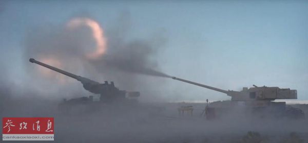 资料图片：9月2日，美军M109“帕拉丁”自行火炮（右）发射超高速炮弹。（美国《福布斯》双周刊网站）