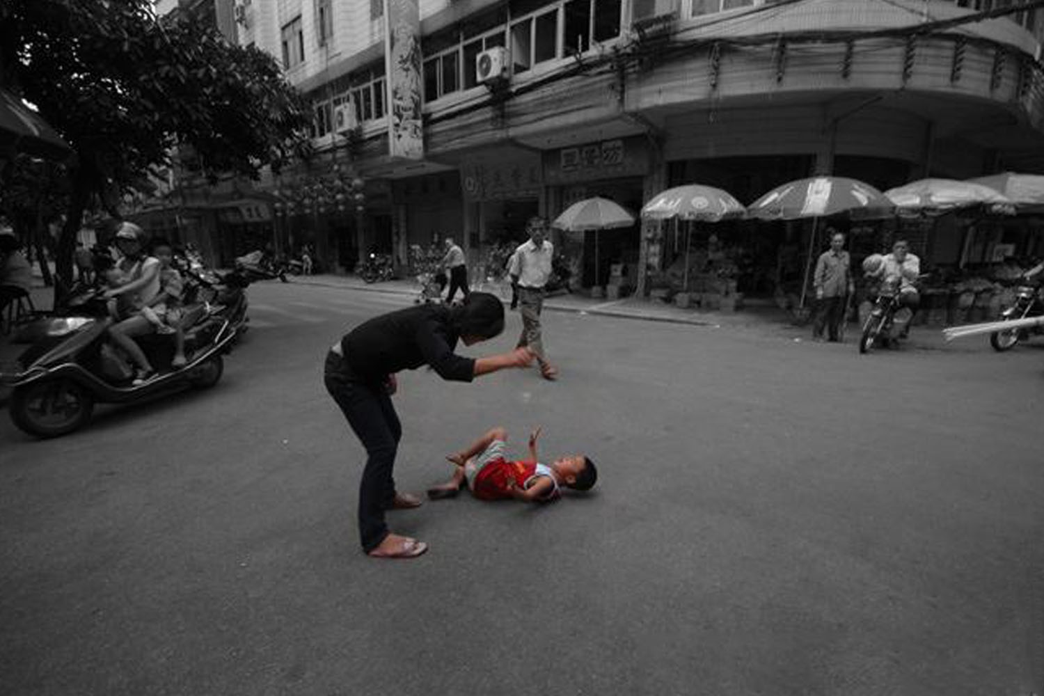 父亲的做法让在场人意外,却让孩子受益一生|偷书|父亲|小偷_新浪新闻