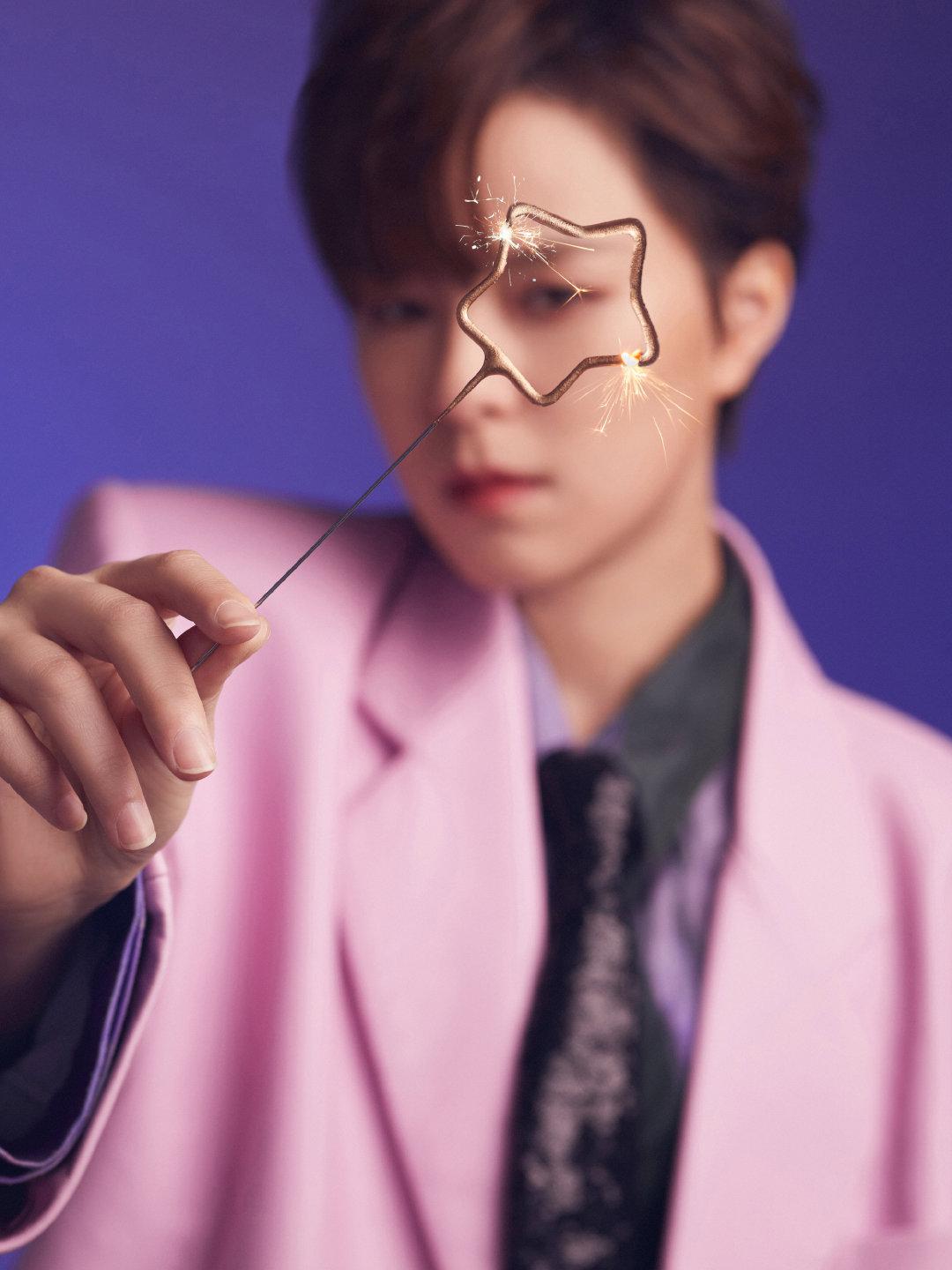 身穿雾粉色西装外套飒爽酷帅