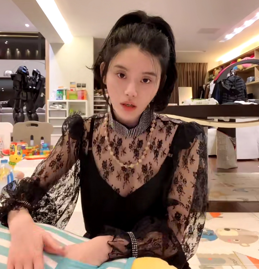 奚梦瑶被偶遇带娃不上心,全程忙着讲电话,一岁儿子扔给保姆