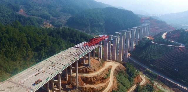 我国西部修建一条长204.507公里的高速公路,采用双向四车道