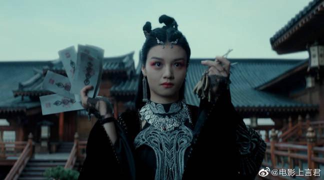 电影《晴雅集》中春夏饰演的泷夜法师